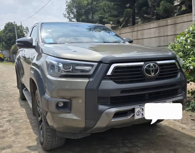 Toyota Hilux Invicible kingcap 2024