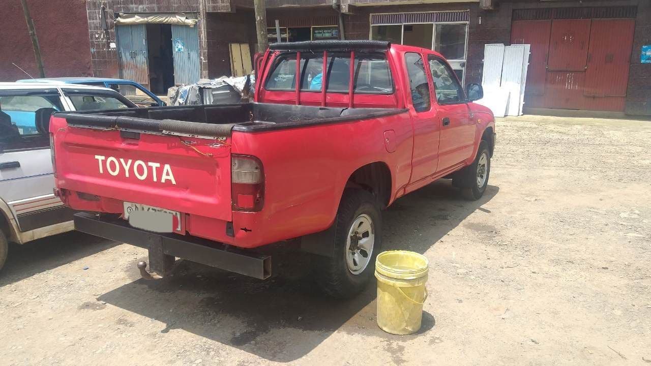 Toyota Hilux Pickup 2001 - Image 2